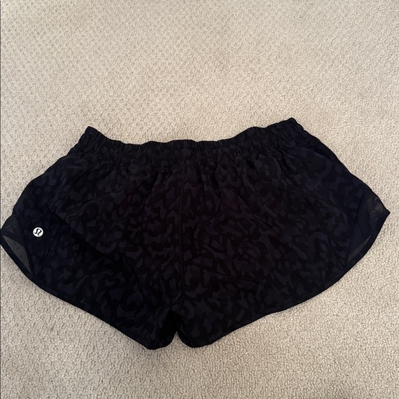 Lulu Lemon Black Cheetah Hotty Hot Shorts 2.5 length - Picture 1 of 2